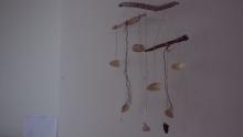 A trip to the beach can result in creative home made decoration: shells, pieces of wood and rope